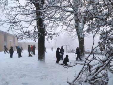 Snevejr i skolegården